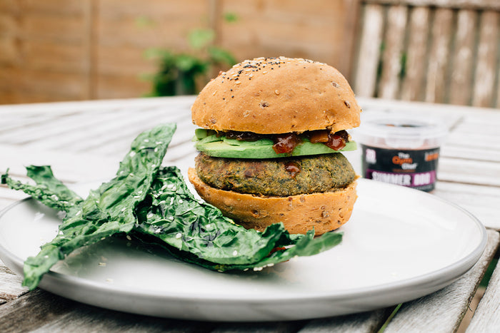 Green veggie burgers with kale crisps